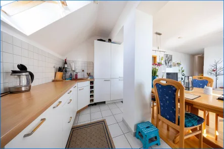 Küche mit Blick zum Esstisch 3.OG - Wohnung kaufen in Radolfzell am Bodensee - Radolfzell-City: vermietete 3,5 Zi. Maisonettewohnung mit Balkon und Aufzug