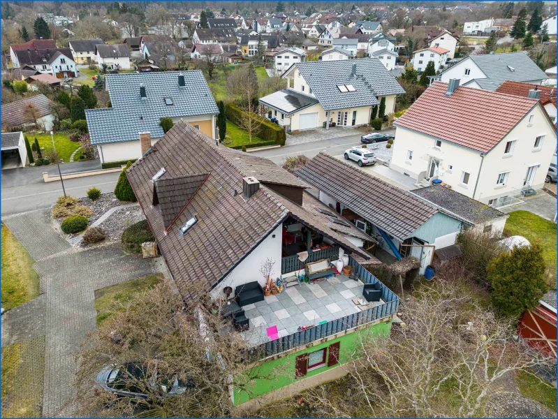 Drohnenaufnahmen Dachterrasse - Wohnung kaufen in Singen / Überlingen am Ried - Bezugsfreie 4 Zimmer DG-Whg. in Zweifamilienhaus in Überlingen am Ried mit Garage und Garten.