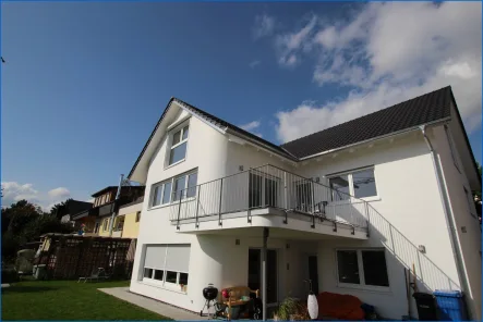 Hausansicht - Wohnung kaufen in Radolfzell am Bodensee - RZ-Weinburg, neuwertige EG/Hochp. 3,5 Zi.-Whg., m. Balkonterrasse, Gartennutz. u. Garage-wird FREI!