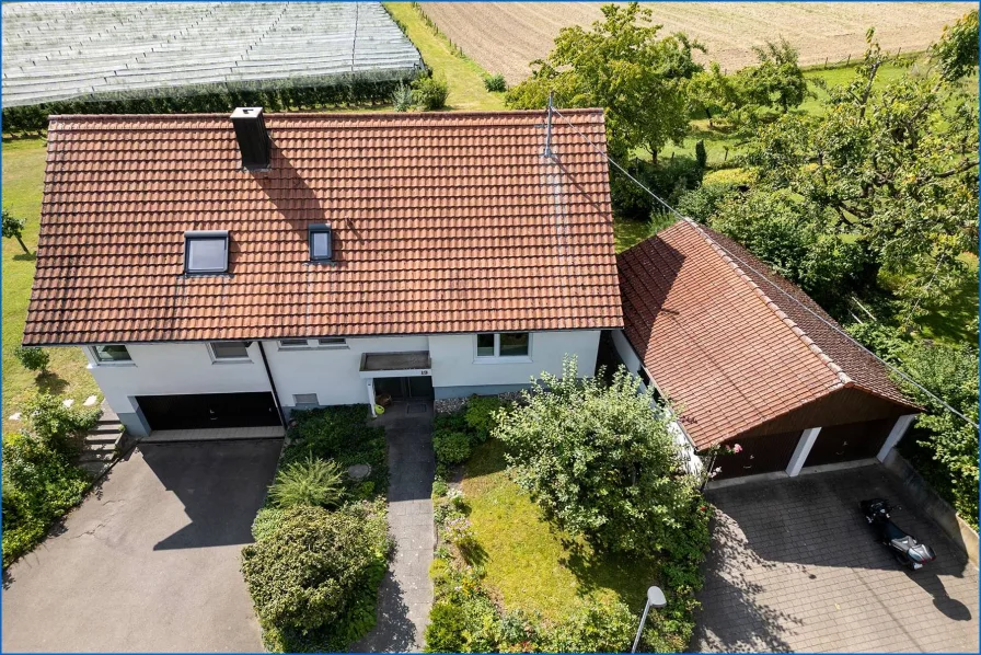 Ansicht  von oben vorne mit Garage