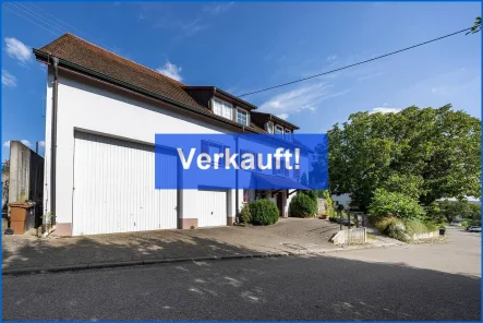 Ansicht Haus vorne - Zinshaus/Renditeobjekt kaufen in Frickingen-Altheim - Charmantes Dreifamilienhaus mit Garage mit Torantrieb und großer Tenne in Frickingen-Altheim nahe dem Bodensee