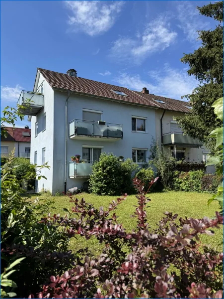 Hausansicht - Haus kaufen in Radolfzell am Bodensee - Radolfzell-sehr gepflegtes REH mit 3 Wohnungen und 4 Garagen, gute Rendite!