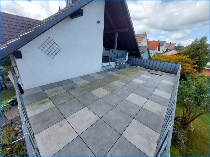 Terrasse 2 - Wohnung kaufen in Singen / Überlingen am Ried - Bezugsfreie 4 Zimmer DG-Whg. in Zweifamilienhaus in Überlingen am Ried mit Garage und Garten.