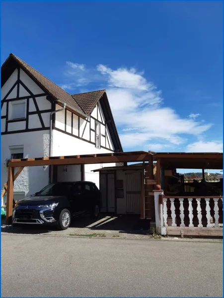 Titelbild - Haus kaufen in Stockach - Bezugsfreie Generationshaus - DHH mit 2 Wohneinheiten und kleiner ELW, sowie Carport!