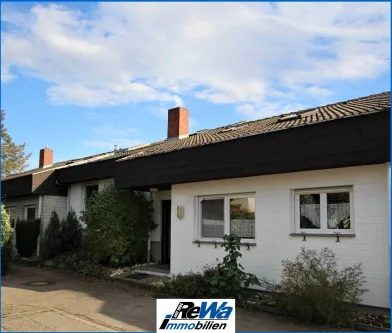 Titelbild - Haus kaufen in Hilzingen - Hilzingen-Familienfreundliche, großzügige DHH mit Garage, in ruhiger Lage; FREI zum 1.3.25 !