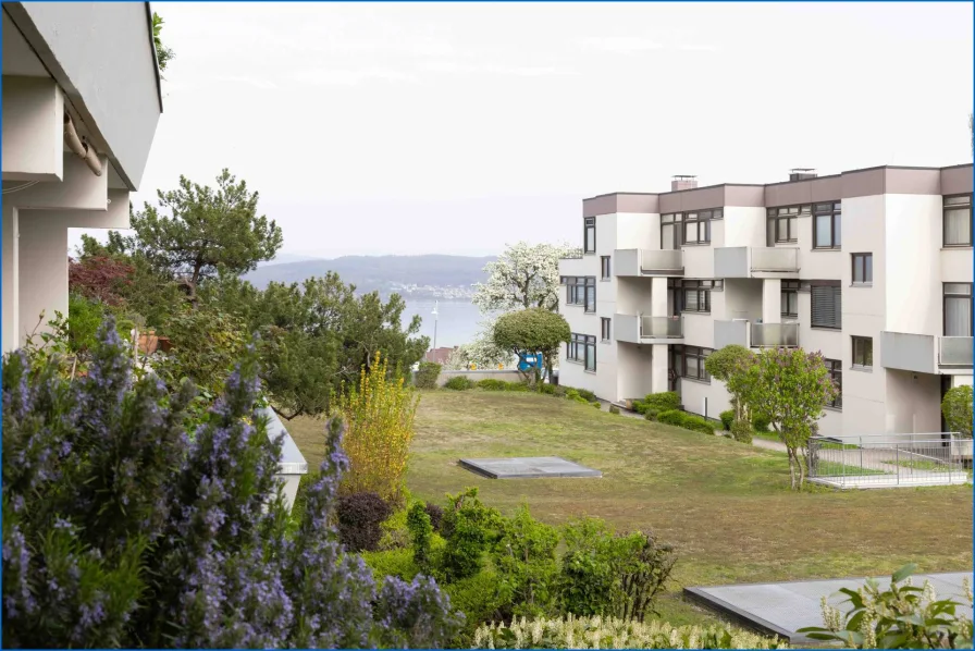 Blick Terrasse - Wohnung kaufen in Litzelstetten - Idyllisches Wohnen am Bodensee: Attraktive 2,5-Zimmer-Wohnung mit Balkon und Schwimmbad und Garage