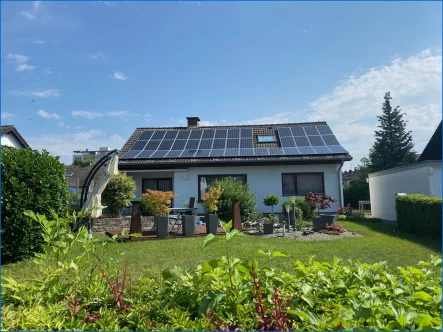 Titelbild - Haus kaufen in Radolfzell am Bodensee - Sehr gepflegtes EFH m. großem Garten, Doppel-Garage und PV-Anlage - BEZUGSFREI !