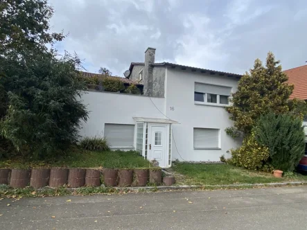  Straßenansicht mit Zugang Einliegerwohnung - Haus kaufen in Pfullingen - Top Lage zum günstigen Quadratmeterpreis