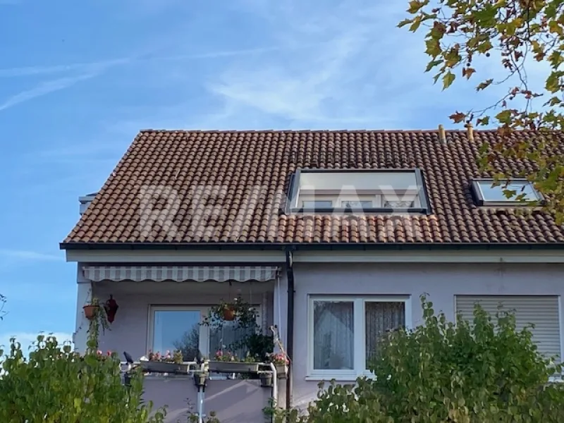 Hausansicht - Wohnung kaufen in Böblingen - Gemütlichkeit und Sonne im Dachgeschoß