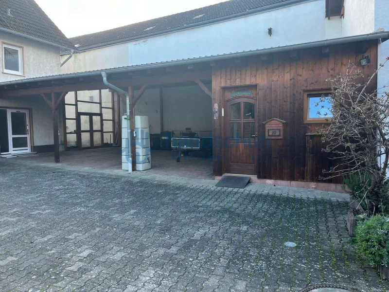 Hof mit Carport