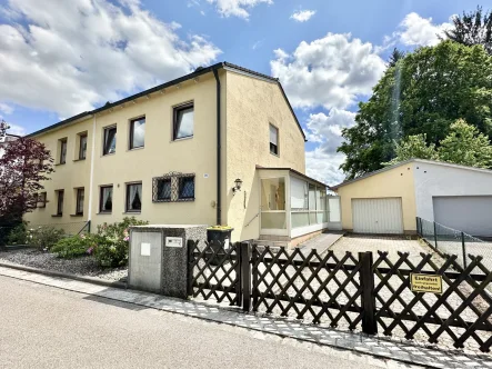 Gebäudeansicht Süd-Ost - Haus kaufen in Geretsried - Lichterfüllte Doppelhaushälfte mit weitläufigem Gartenanteil