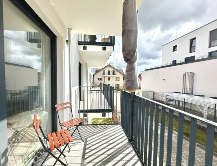 Überdachter Balkon Richtung Süd-west - Wohnung mieten in Wolfratshausen - Einbauküche vorhanden! 3-Zimmer Etagenwohnung in zentraler Lage