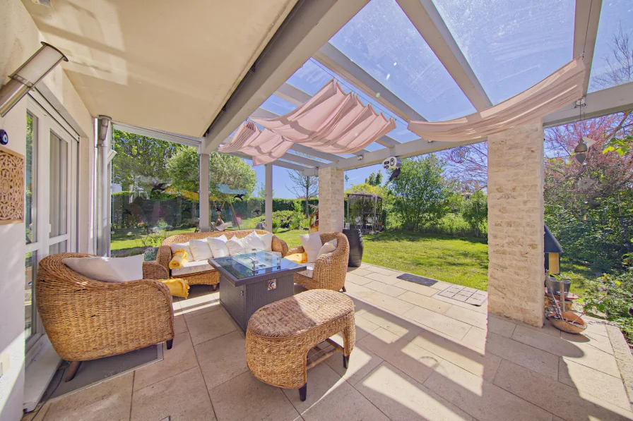 Die überdachte Terrasse - Haus kaufen in Vaterstetten - Charmantes Reiheneckhaus mit Garten in begehrter Nachbarschaft