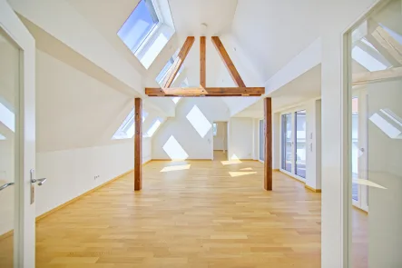 Der Wohnbereich - Wohnung mieten in München - Außergewöhnliche DG-Wohnung in Bogenhausen mit ca. 378 m² Wohnfläche