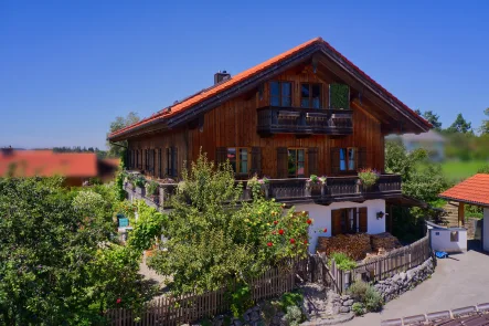  - Haus kaufen in Egling / Neufahrn - Traumanwesen Haus im Haus im Landhausstil