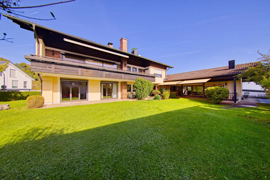 Blick auf das Haus - Wohnung kaufen in Wolfratshausen / Weidach - Moderne 7-Zimmer-Erdgeschosswohnung mit Garten