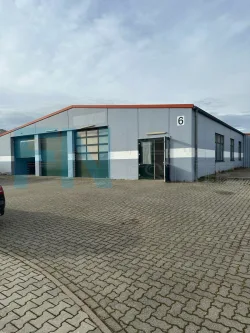Ansicht - Halle/Lager/Produktion mieten in Merseburg - Merseburg - Großzügige Industriehalle mit Dusche, WC und Büro! Große Freifläche direkt davor!