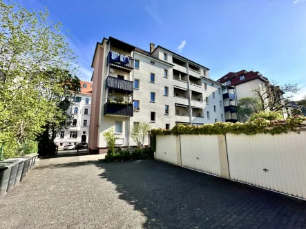 Rückansicht - Wohnung kaufen in Leipzig / Südvorstadt - +++Südvorstadt! Freistehende und sanierte 3RWE mit Balkon, Tageslichtbad und Stellplatz im Hof!+++