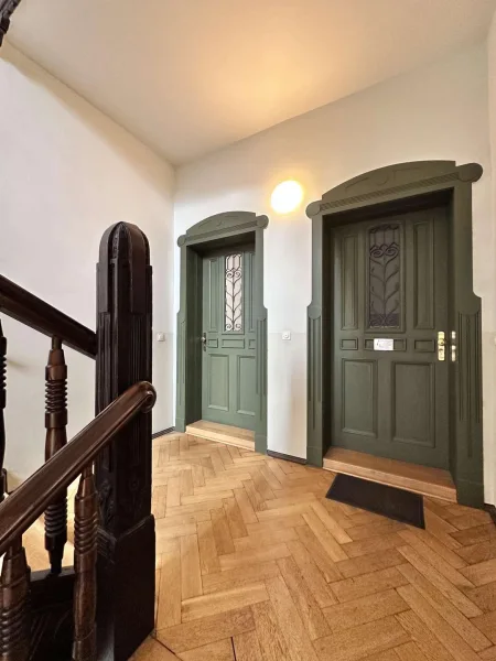 Treppenhaus - Wohnung kaufen in Leipzig - *** 7 Zimmerwohnung mit 2 Balkonen, Parkett und Aufzug! ***