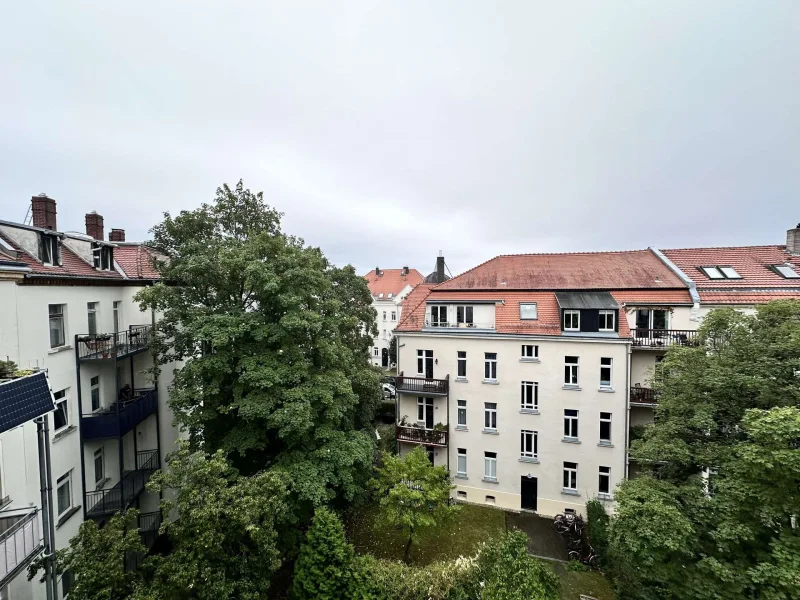 Ausblick - Wohnung kaufen in Leipzig - *** leerstehende 3 Zimmerwohnung im Dachgeschoss, Parkett und Aufzug! ***