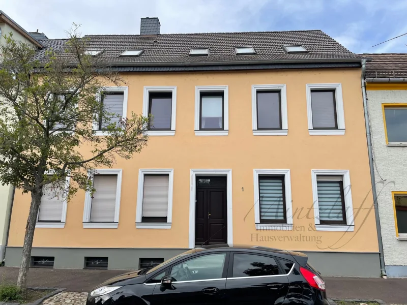 Hausansicht - Haus kaufen in Schönebeck (Elbe) - Investitionschance in Schönebeck: Modernes Mehrfamilienhaus mit vielen Annehmlichkeiten