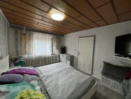 Dieses Schlafzimmer ist im Erdgeschoss. Ein Weiteres befindet sich im Obergeschoss.