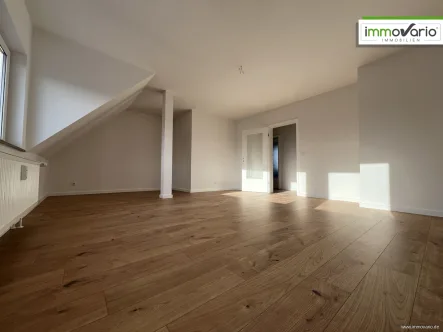 Wohnzimmer - Wohnung mieten in Magdeburg / Neue Neustadt - Geräumige und renovierte 3-Raum Dachgeschosswohnung mit Wanne in Neue Neustadt. Stellplatz möglich.