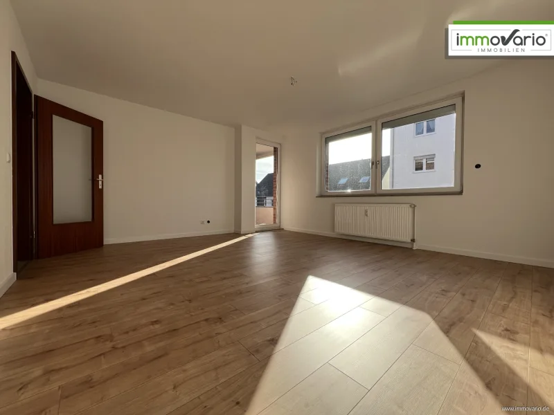 Wohnzimmer - Wohnung mieten in Magdeburg / Neue Neustadt - 3-Raum-Wohnung mit Wanne und Balkon in Neue Neustadt. Stellplatz möglich.