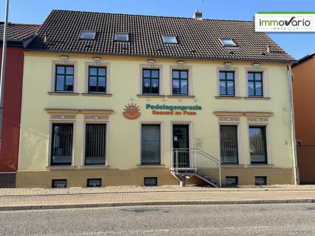 Objektansicht Straßenseite - Wohnung mieten in Magdeburg / Diesdorf - Schöne 2-Raum-Maisonette-Wohnung mit Einbauküche & großer Terrasse!