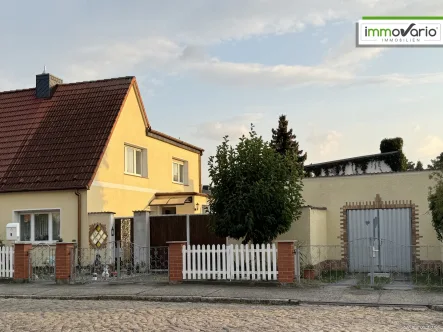 Titelbild - Haus kaufen in Gommern - Gepflegte Doppelhaushälfte mit Einliegerwohnung und Nebengelass in ruhiger Lage!