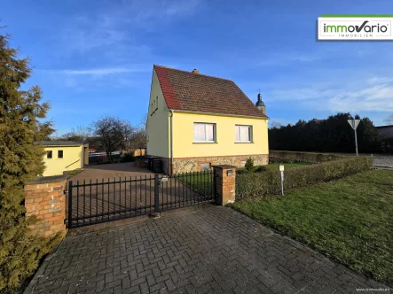 Frontansicht - Haus kaufen in Leitzkau - Charmantes Einfamilienhaus mit Schloßblick sucht neue Eigentümer!