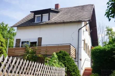 Ansicht Straßenseite - Haus kaufen in Mistelgau - Kleines Grundstück mit Aussicht auf mehr! - Baufälliges Haus mit optional mehr Grund in Mistelgau/OT