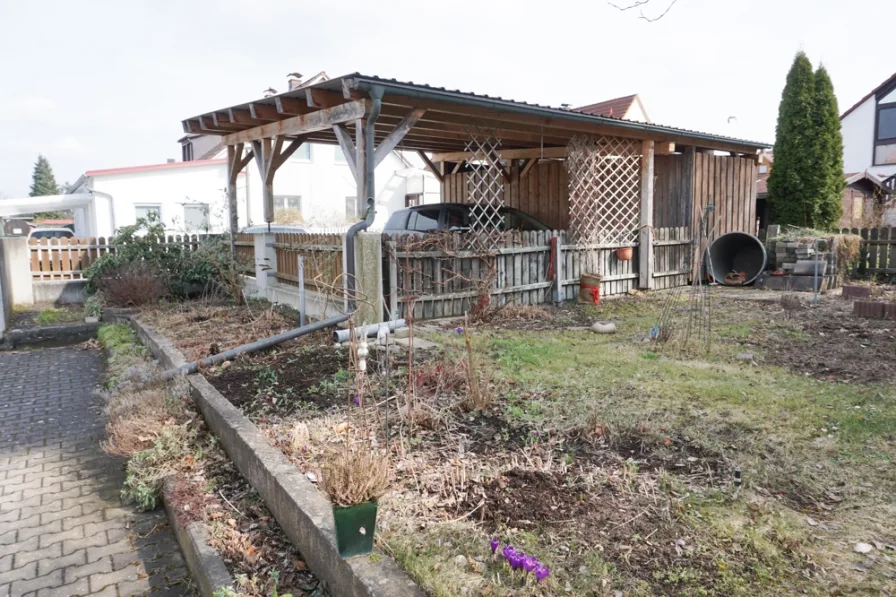 Rückseite Carport + Grundstück