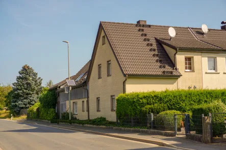 Ansicht Straßenseite - Haus kaufen in Plankenfels - Ins gemachte Nest... - Wohnhaus für 1 oder 2 Haushalte geeignet in Plankenfels