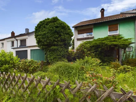 Hausansicht - Haus kaufen in Bayreuth - VERKAUF: Sanierungsbedarf - DHH in der Richthofenhöhe