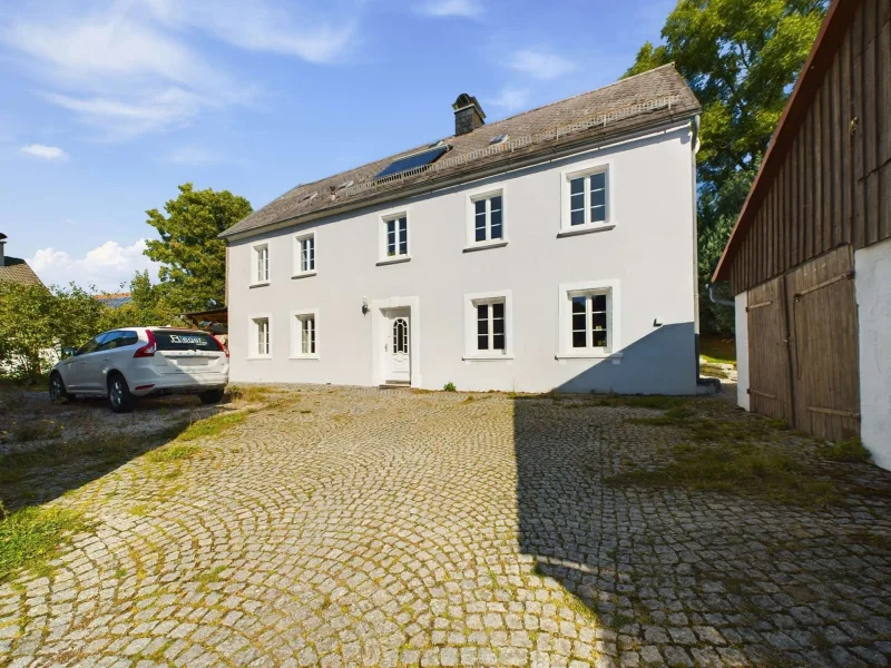 Hausansicht - Haus kaufen in Gefrees / Kornbach - EIN ECHTES WOHNJUWEL.UMFANGREICH SANIERTES BAUERNHAUS MIT 1354m² GRUNDSTÜCK NAHE GEFREES.