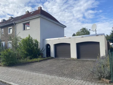 Hausansicht - Haus kaufen in Halle - Reihenendhaus im südlichen Stadtgebiet von Halle 