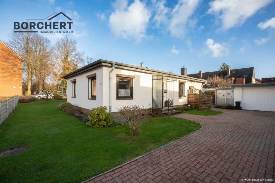 Titelbild - Haus kaufen in Elmshorn - Bungalow für die kleine Familie – mit vermieteter Einliegerwohnung in Top-Lage