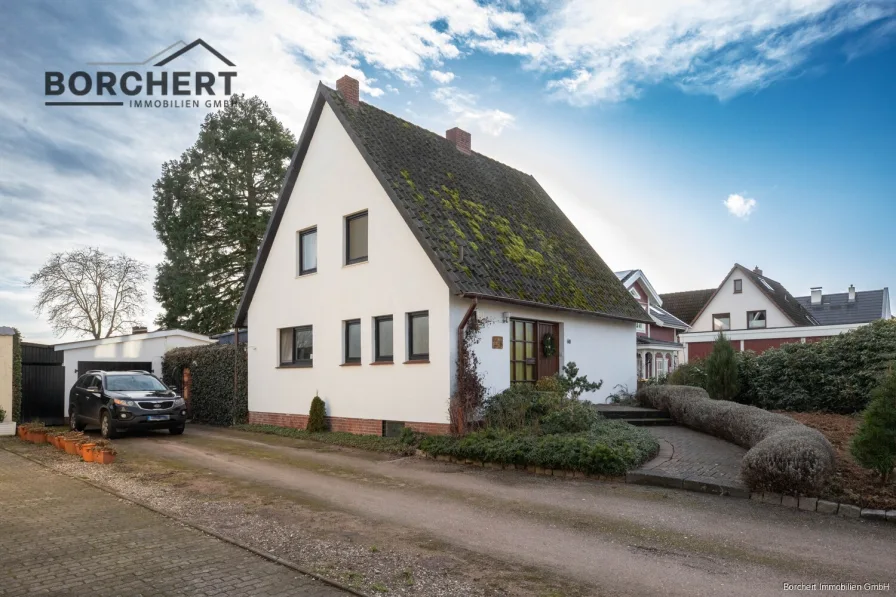 Titelbild - Haus kaufen in Tangstedt - Einfamilienhaus mit Nebengebäude auf großem Grundstück in Tangstedt zu verkaufen