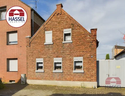 Titelbild - Haus kaufen in Merzenich / Girbelsrath - Einfamilienhaus mit Mieteinnahme: Ideal für Kapitalanleger oder zukünftige Eigenheimbesitzer!