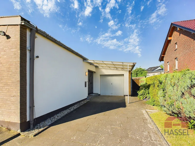 Und Carport mit anschließender Garage