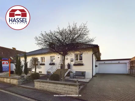 Titelbild - Haus kaufen in Zülpich / Linzenich - Bungalow auf idyllischem Traumgrundstück – Ihr neues Zuhause voller Wärme und Geborgenheit