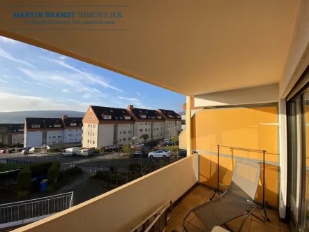 Aussicht vom Balkon - Wohnung kaufen in Niedernhausen - Sonniges 1 Zimmer Appartement mit Einbauküche und Balkonmit traumhaften Blick auf Niedernhausen !!!