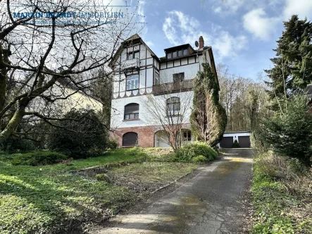 Hausansicht mit Zuweg - Haus kaufen in Niedernhausen - ++ T O P L A G E ++ Traumhafte Altbau-Villa (3-4 WE) in der"Schönen Aussicht" von Niedernhausen