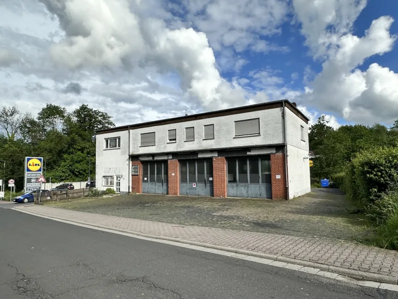 Straßenansicht - Haus kaufen in Niedernhausen - Bebautes Gewerbe-/Wohngrundstück (Nähe S-Bahn) ca. 1397 m2 in zentraler Lage von Niedernhausen