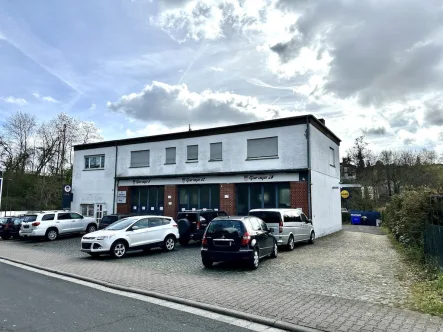 Straßenansicht Gebäude - Haus kaufen in Niedernhausen - Bebautes Gewerbe-/Wohngrundstück (Nähe S-Bahn) ca. 1397 m2 in zentraler Lage von Niedernhausen