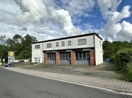 Straßenansicht - Haus kaufen in Niedernhausen - Wohn-, und Geschäftshaus mit Gewerbegrundstück (Nähe S-Bahn) ca. 1.397 m2 in Lage von Niedernhausen