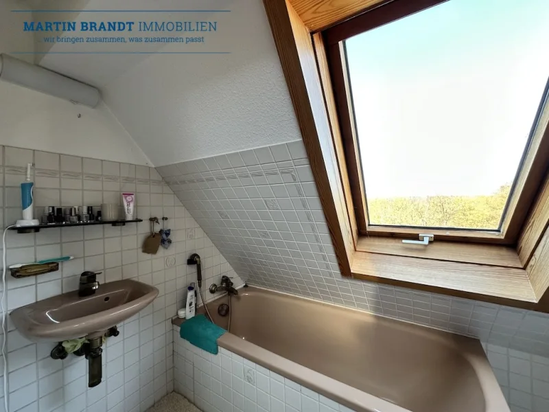 TG-Bad mit Wanne, Waschbecken und WC DG