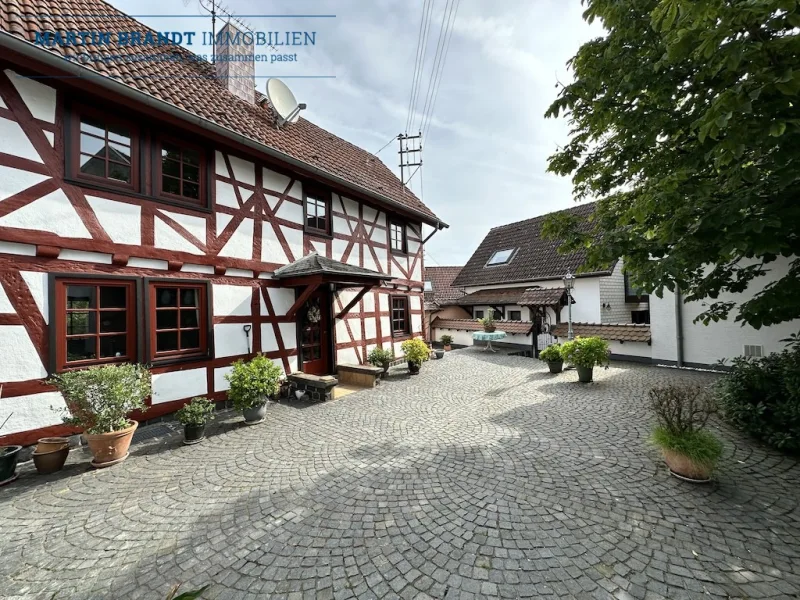 traumhafter Innenhofbereich - Haus kaufen in Hünstetten / Görsroth - Wunderschönes Fachwerk-, Gästehaus & Bürogebäude Ensemblein Traumlage von Hünstetten / Görsroth