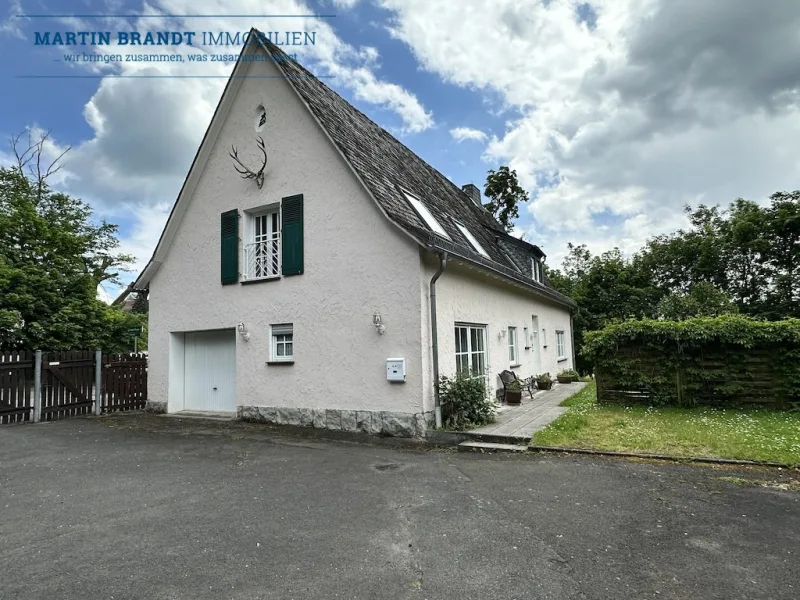 Hausansicht - Haus kaufen in Idstein - Historisches Forsthaus mit schönem Garten und Garage in traumhafter Hexenturm Wohnlage von Idstein